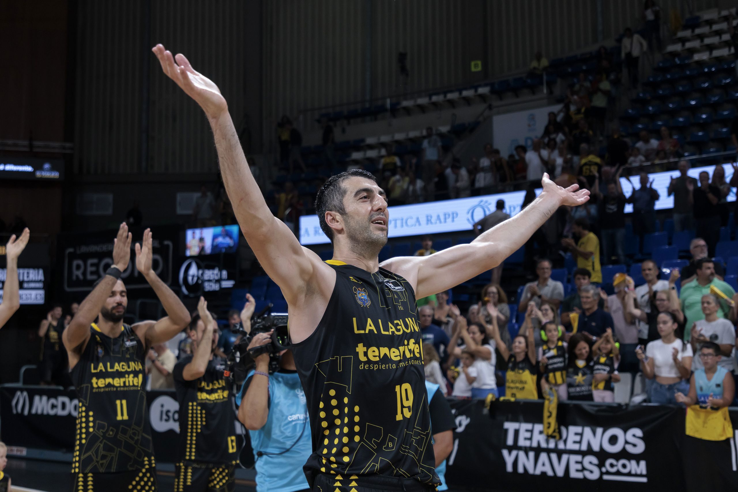 Gio Shermadini tras una victoria aurinegra (ACB Media / Emilio Cobos)