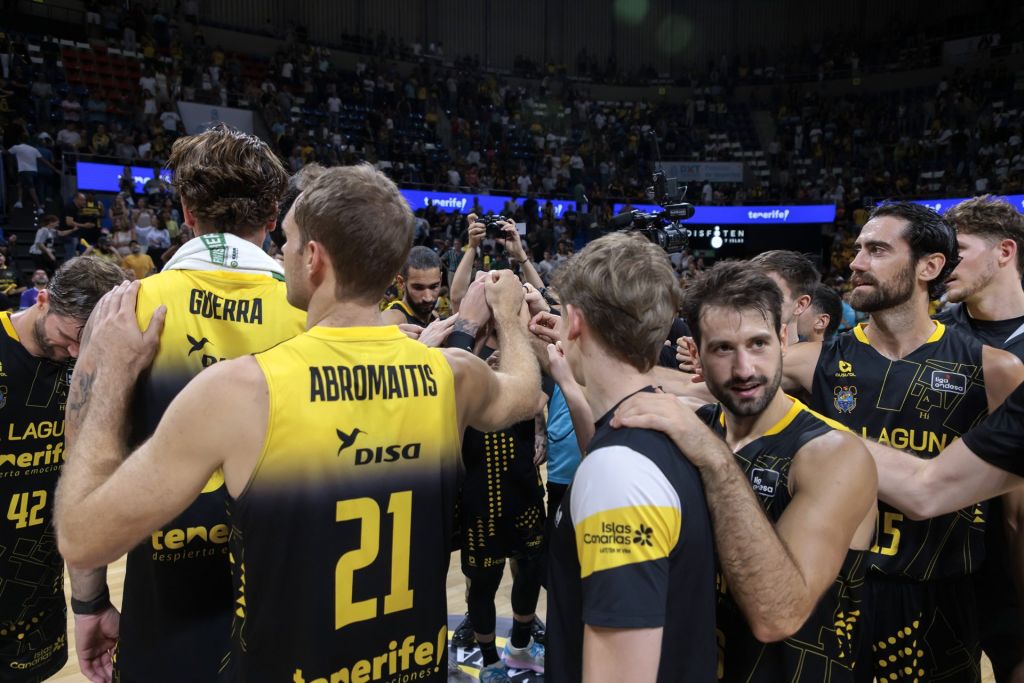Los jugadores celebran la victoria al final. (ACB PHOTO - EMILIO COBOS)
