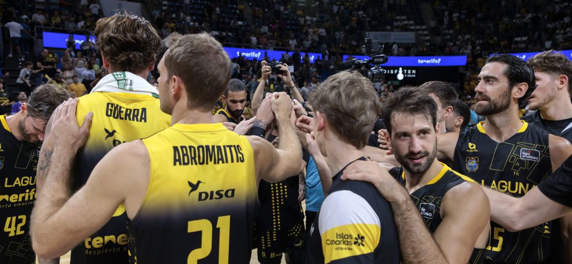 Los jugadores celebran la victoria al final. (ACB PHOTO - EMILIO COBOS)