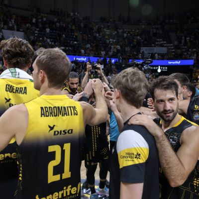 Los jugadores celebran la victoria al final. (ACB PHOTO - EMILIO COBOS)