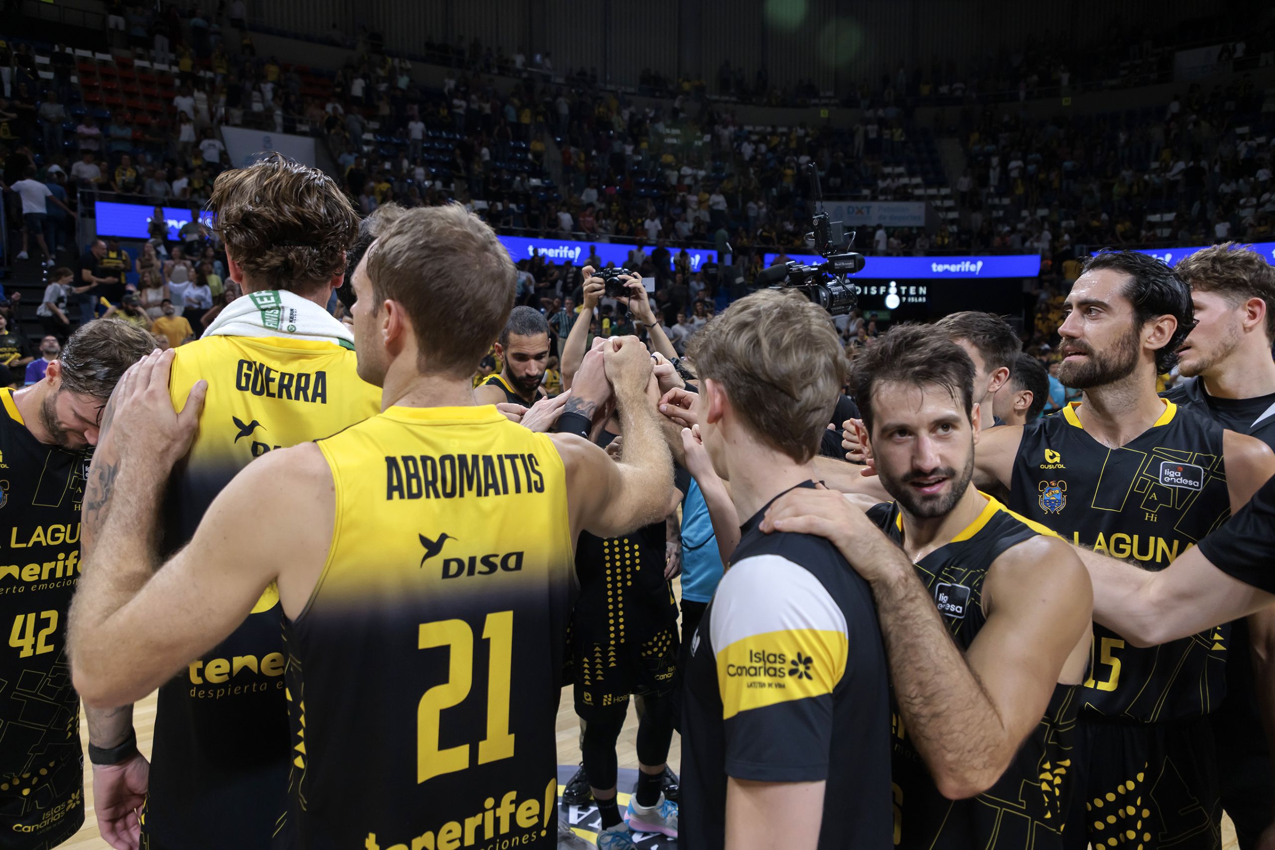 Los jugadores celebran la victoria al final. (ACB PHOTO - EMILIO COBOS)