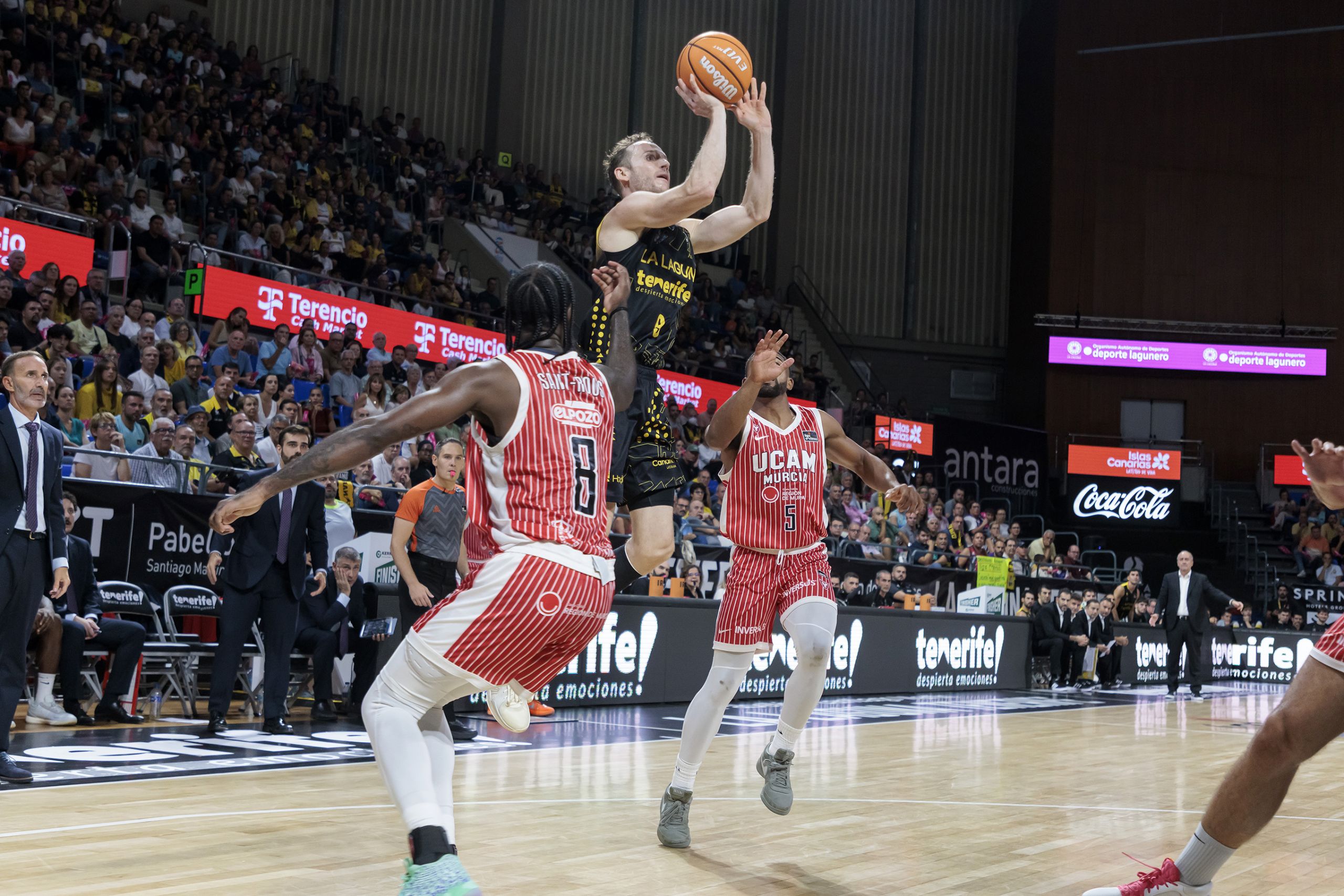 Huertas lanza a canasta contra UCAM Murcia. (ACB PHOTO - EMILIO COBOS)