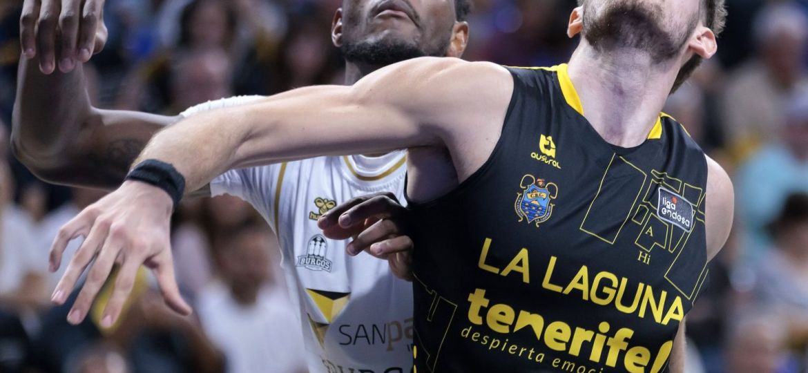 Kostadinov pelea por un rebote (ACB Media / Emilio Cobos)