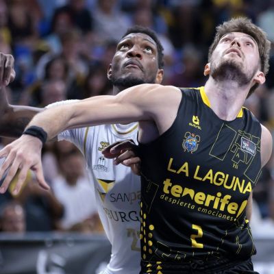Kostadinov pelea por un rebote (ACB Media / Emilio Cobos)