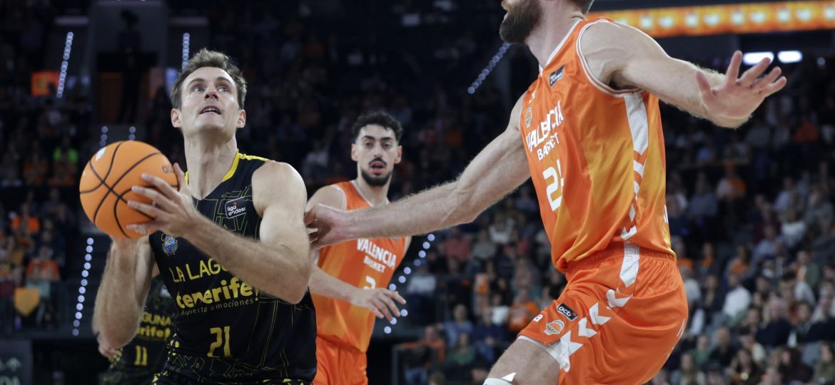 Tim Abromaitis ante Valencia Basket (ACB Media / Miguel Ángel Polo)