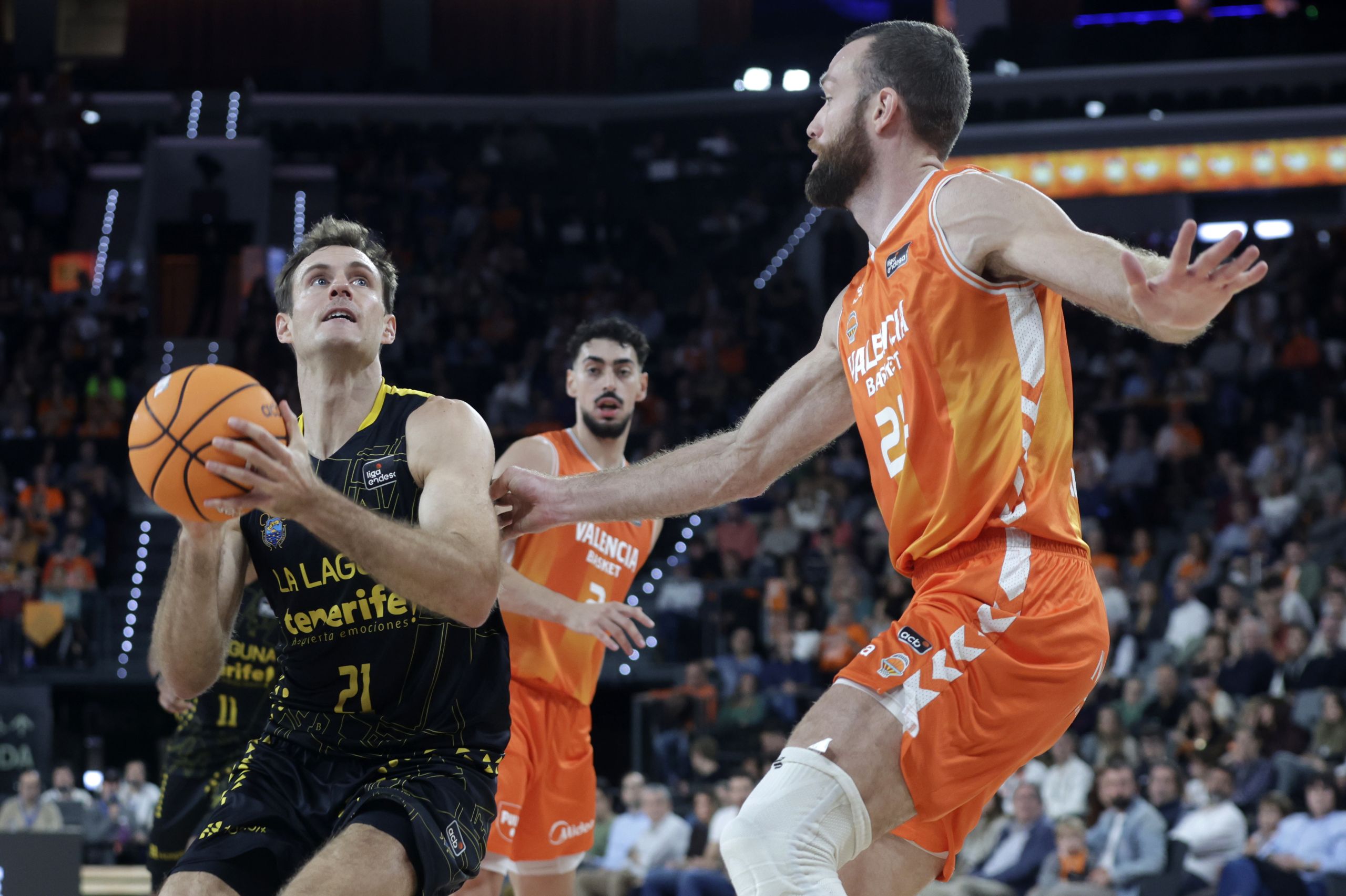 Tim Abromaitis ante Valencia Basket (ACB Media / Miguel Ángel Polo)