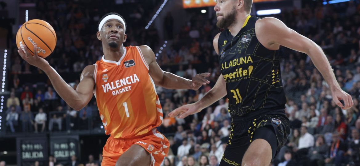 Kameron Taylor ante Rokas Giedraitis (ACB Media / Miguel Ángel Polo)