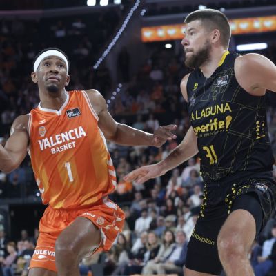 Kameron Taylor ante Rokas Giedraitis (ACB Media / Miguel Ángel Polo)