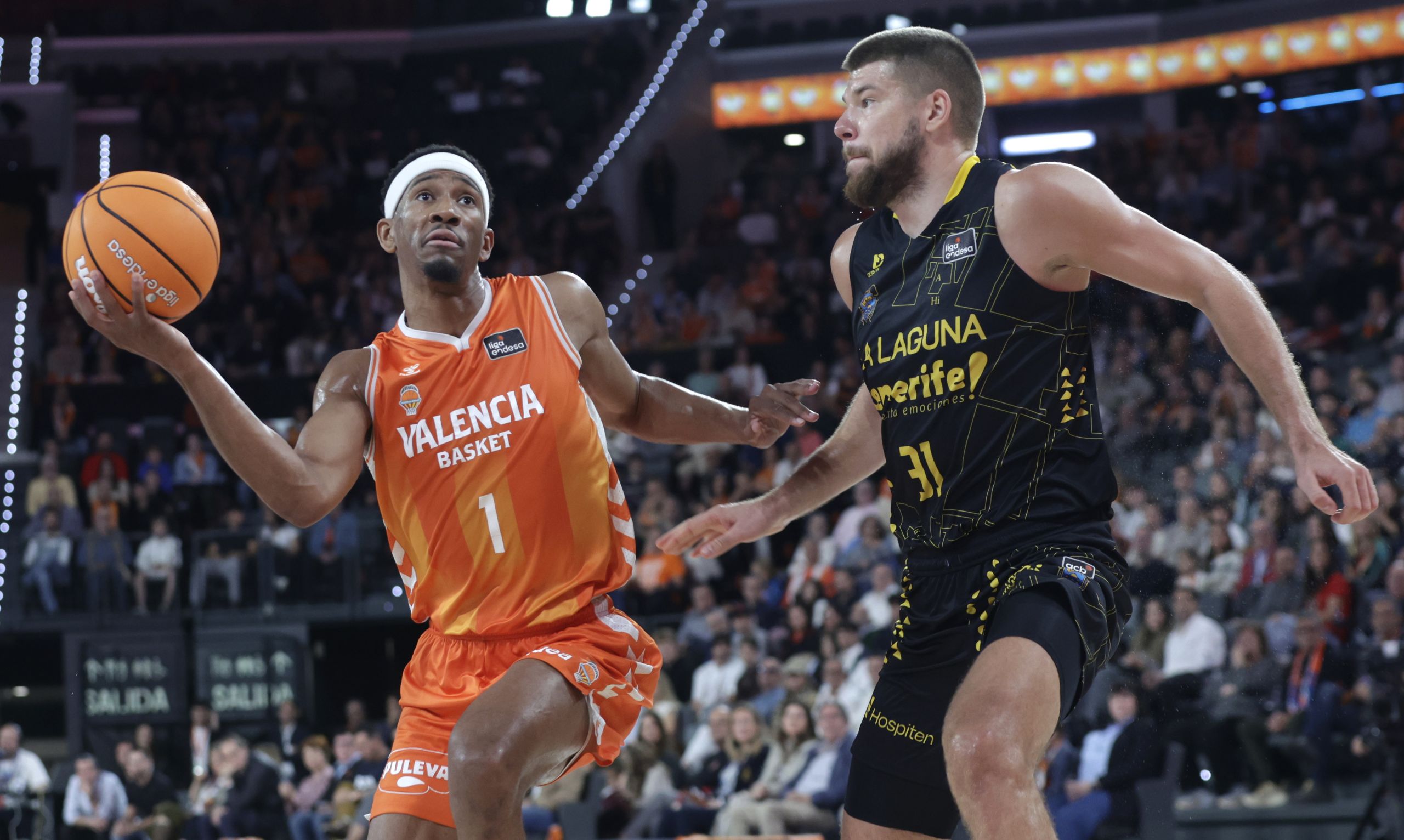 Kameron Taylor ante Rokas Giedraitis (ACB Media / Miguel Ángel Polo)