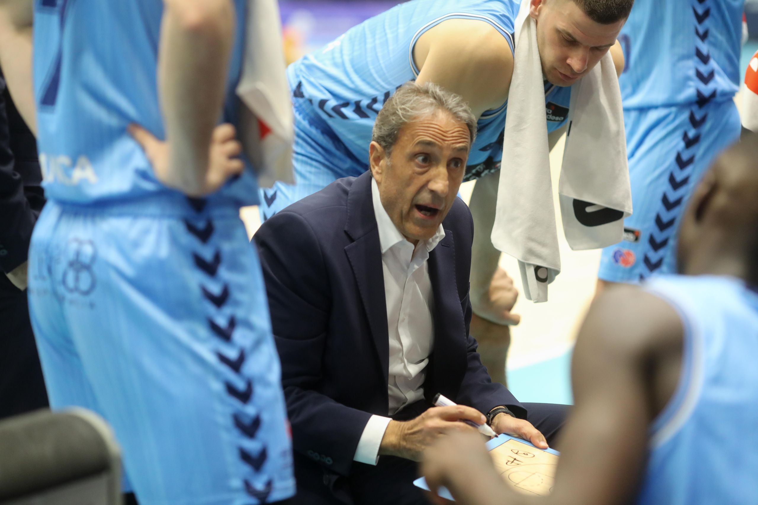 Luis Casimiro durante un tiempo muerto (Carlos Castro/ACB Photo)