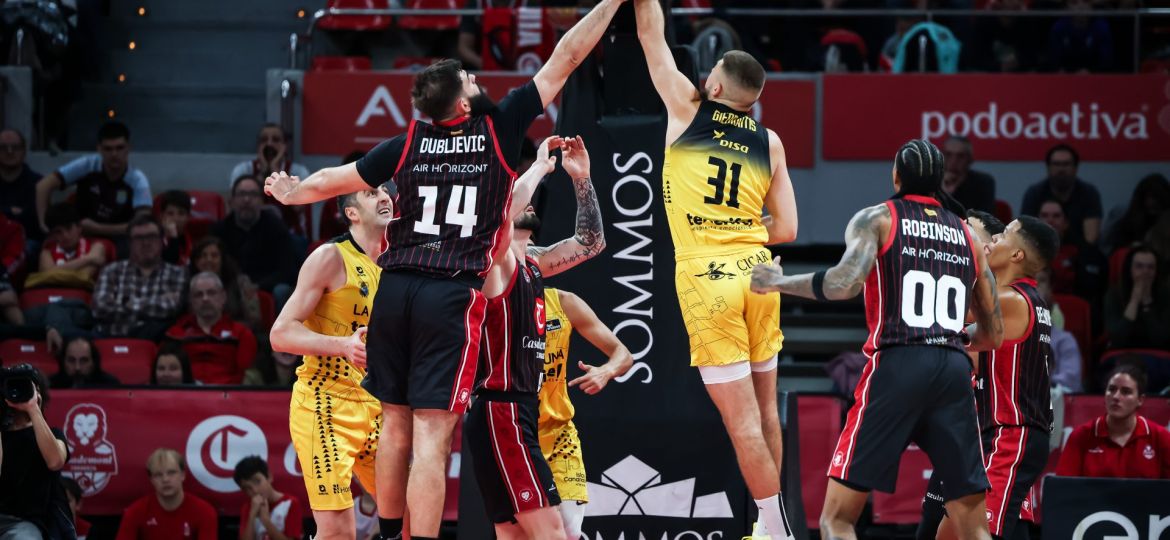 Una jugada del partido. (acb Photo / Esther Casas)