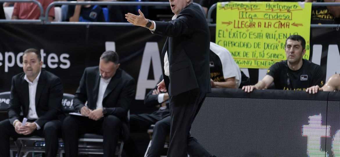 Txus Vidorreta dirigiendo a los suyos desde la banda (ACB Media)