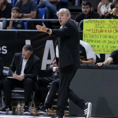 Txus Vidorreta dirigiendo a los suyos desde la banda (ACB Media)