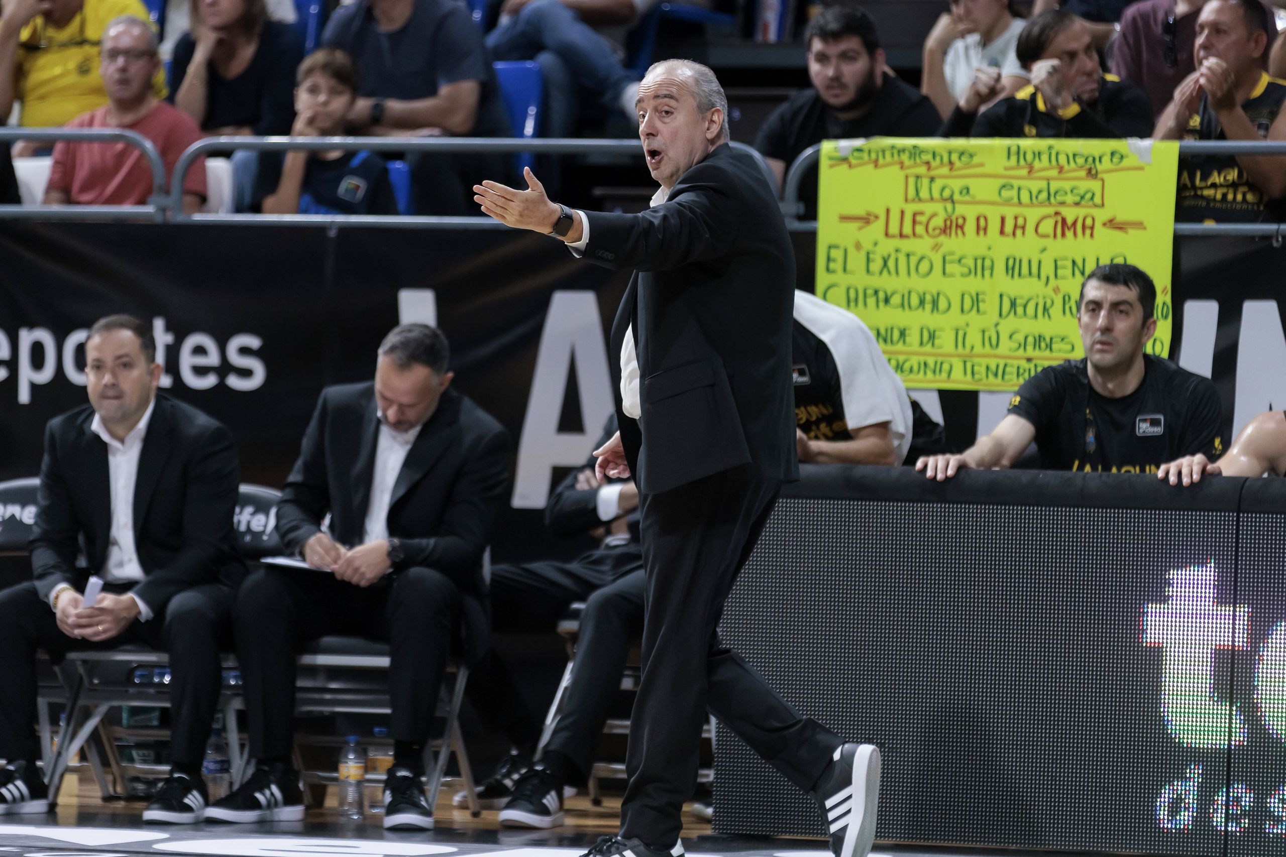 Txus Vidorreta dirigiendo a los suyos desde la banda (ACB Media)