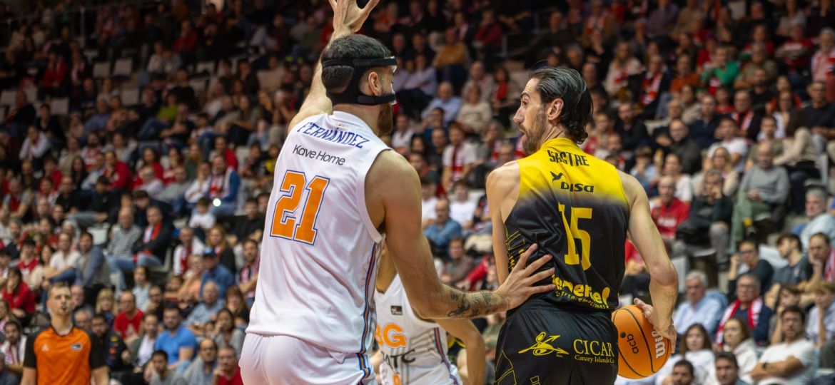 Joan Sastre en el partido en Fontajau (ACB Media / Sergi Geronès)