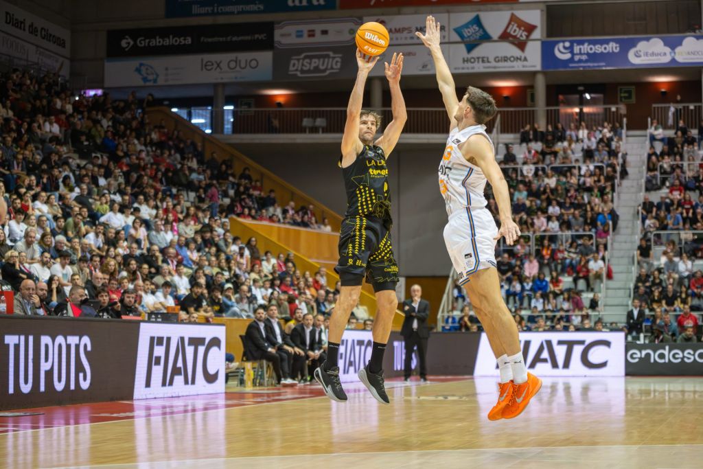 Aaron Doornekamp lanza a canasta (ACB Media / Sergi Geronès)