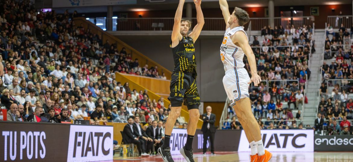 Aaron Doornekamp lanza a canasta (ACB Media / Sergi Geronès)