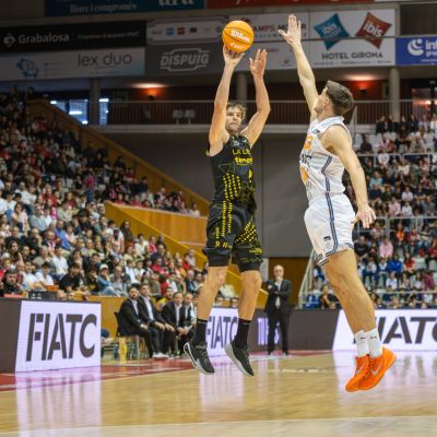 Aaron Doornekamp lanza a canasta (ACB Media / Sergi Geronès)