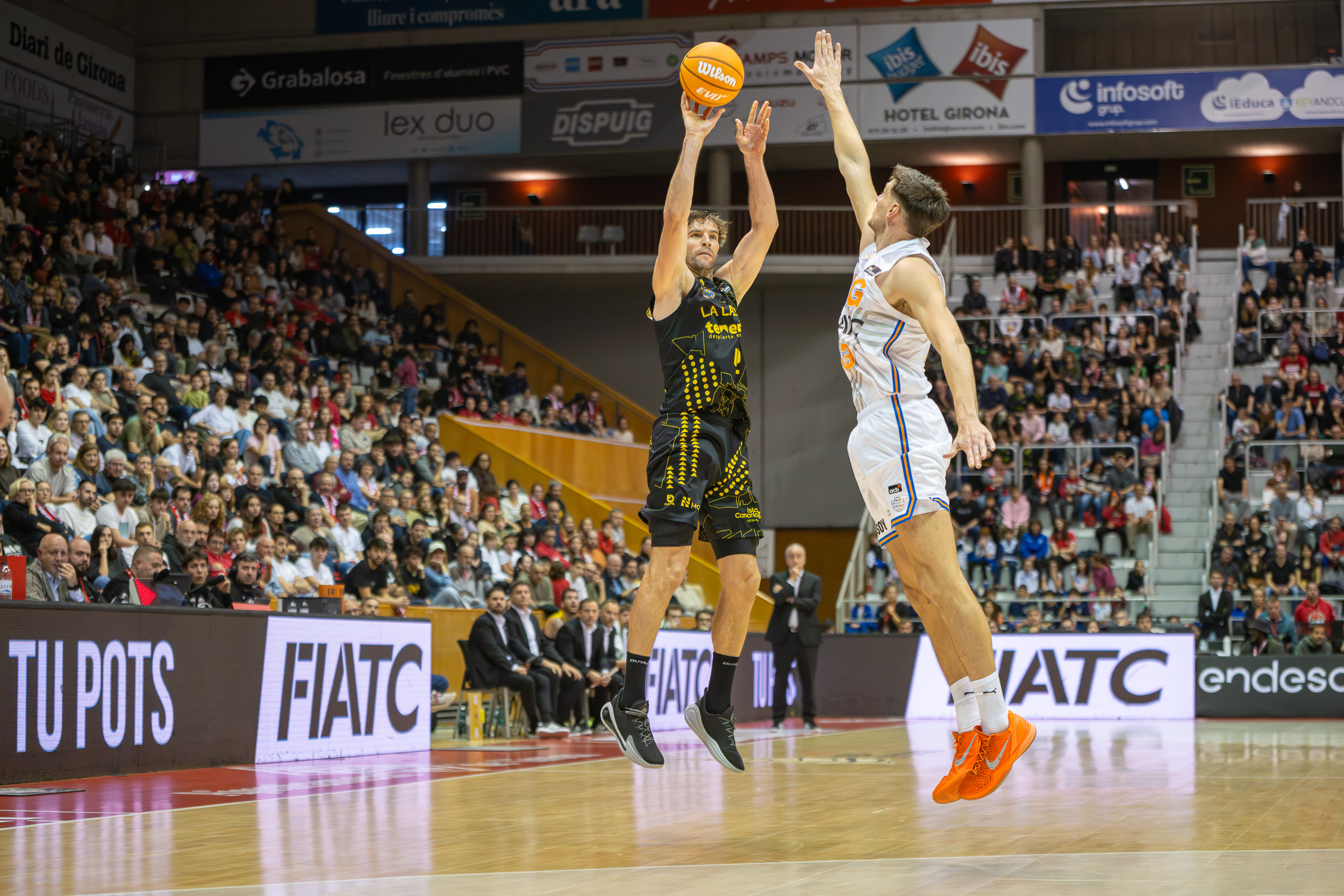 Aaron Doornekamp lanza a canasta (ACB Media / Sergi Geronès)