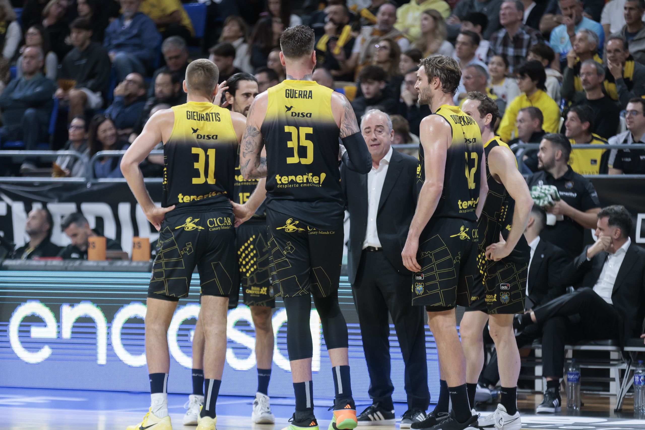 Txus Vidorreta junto a sus jugadores (ACB Media)