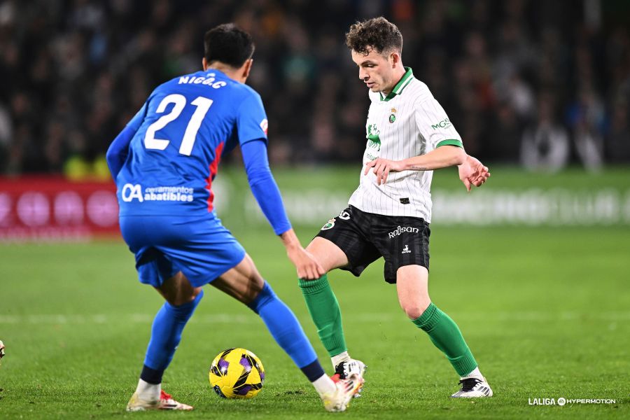 El Racing quita el liderato al Elche (LALIGA).