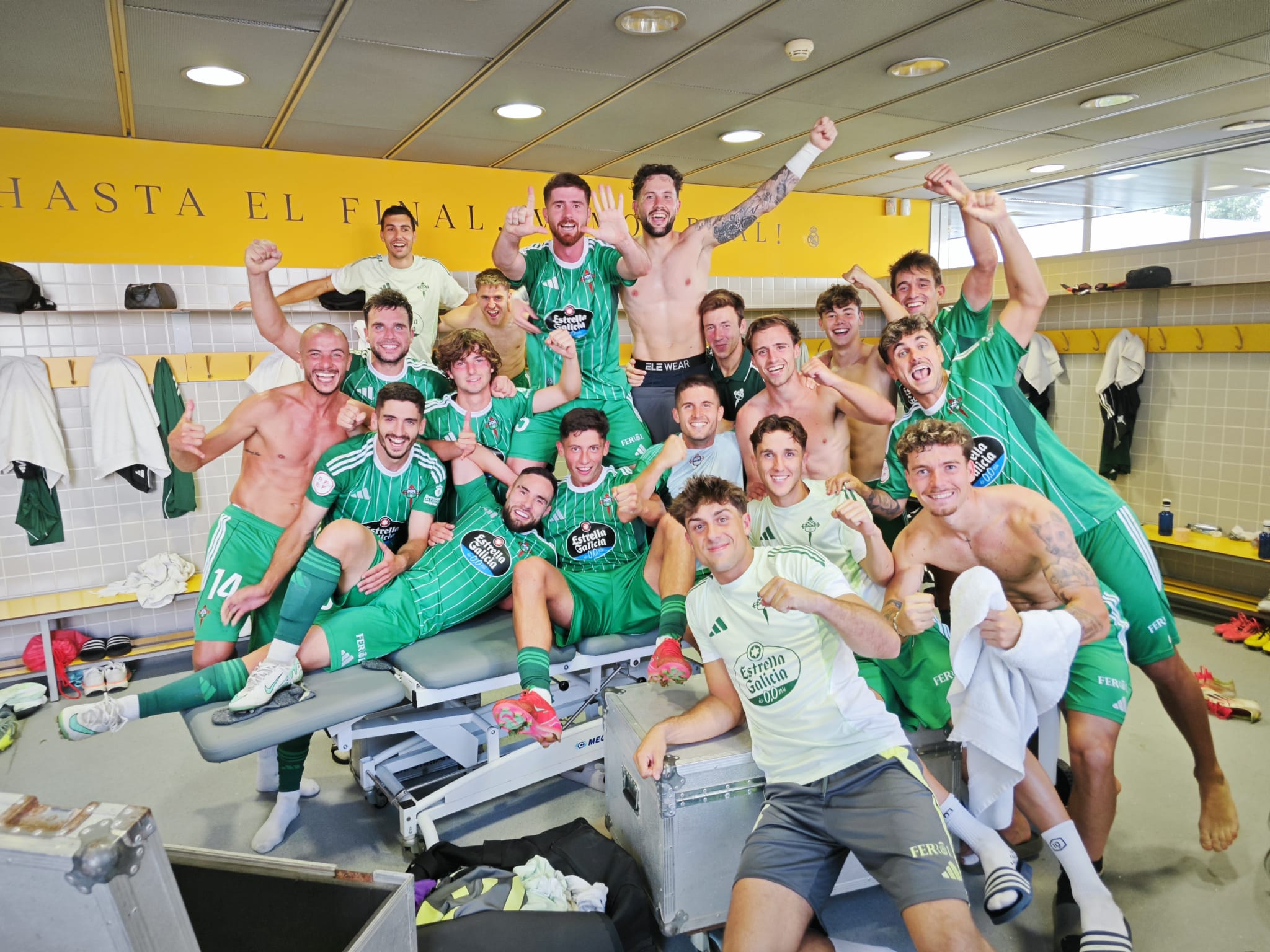 Los jugadores del Racing de Ferrol celebran la victoria (@RACINGERROLSAD).