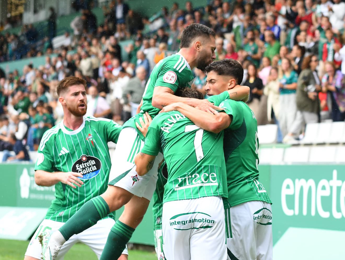 Los jugadores del Racing celebran un gol en A Malata (@RACINGFERROLSAD).