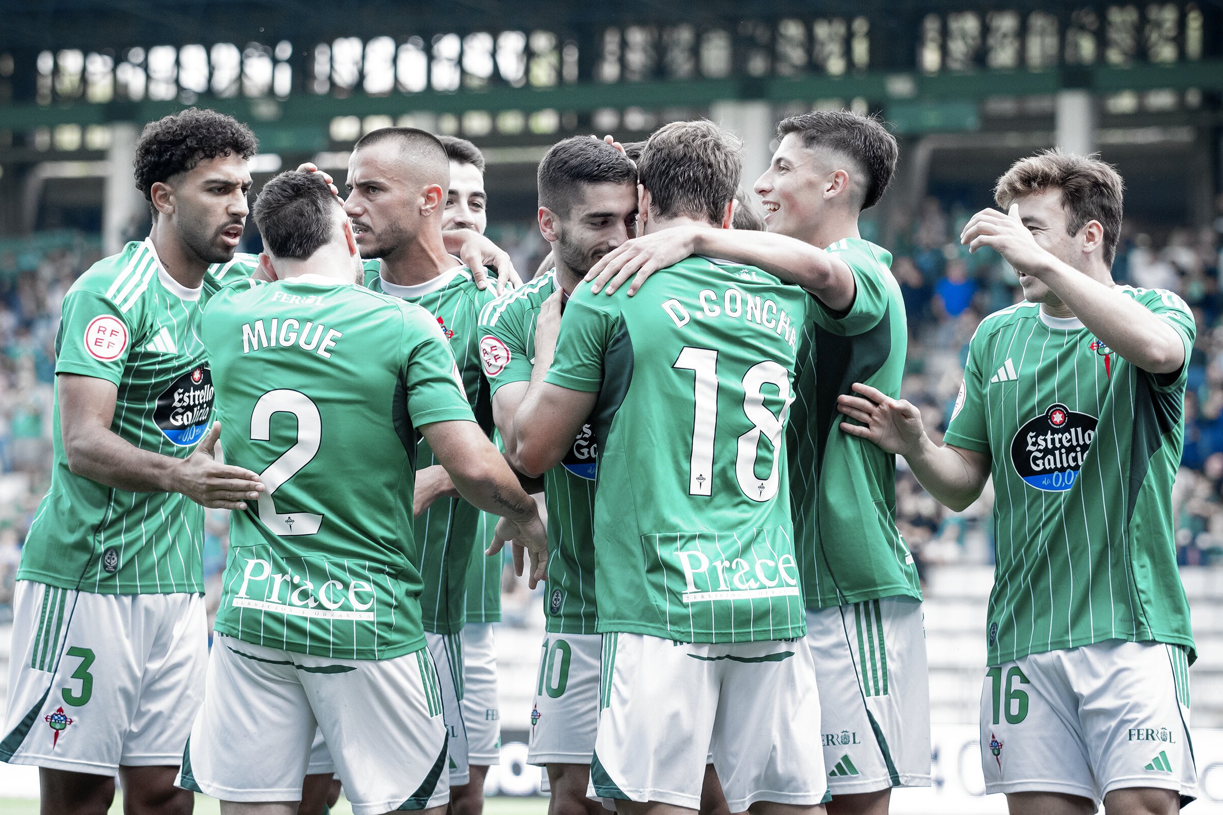 Los jugadores del Racing de Ferrol festejan uno de los goles (@RACINGERROLSAD).