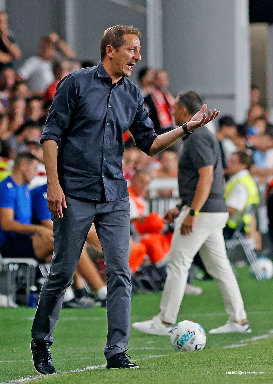 Ramis, dando instrucciones (LALIGA).