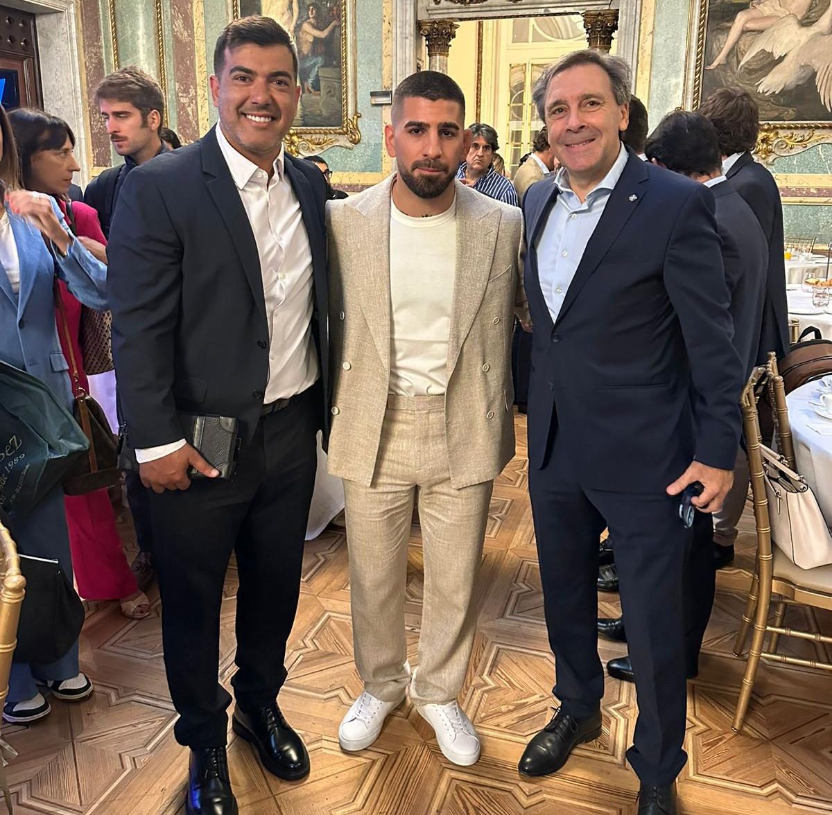 Rayco García y Felipe Miñambres, con Ilia Topuria (CD Tenerife)