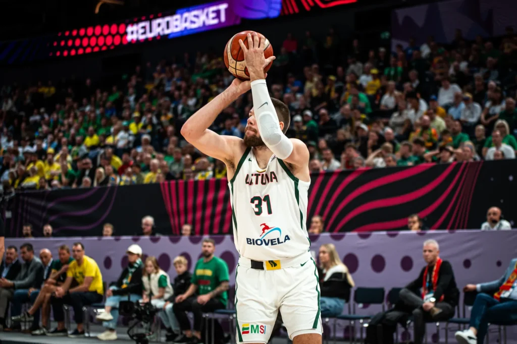 Rokas Giedraitis lanza un triple (FIBA)|Gio Shermadini ante Chipre (FIBA)