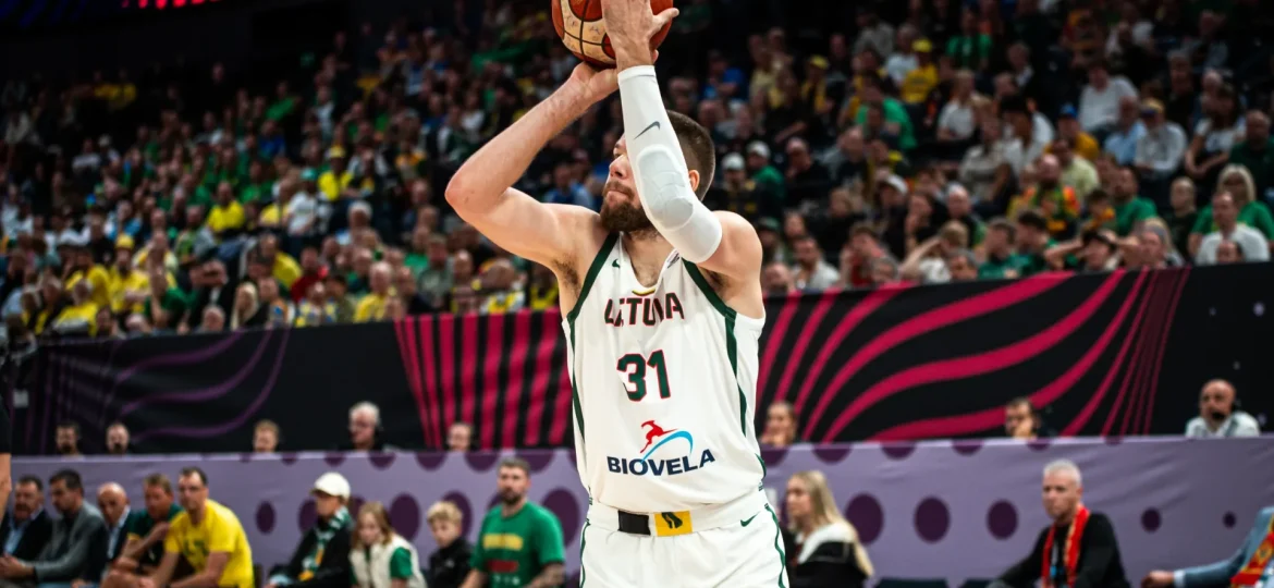 Rokas Giedraitis lanza un triple (FIBA)|Gio Shermadini ante Chipre (FIBA)