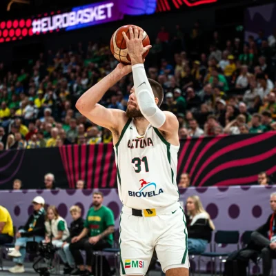 Rokas Giedraitis lanza un triple (FIBA)|Gio Shermadini ante Chipre (FIBA)
