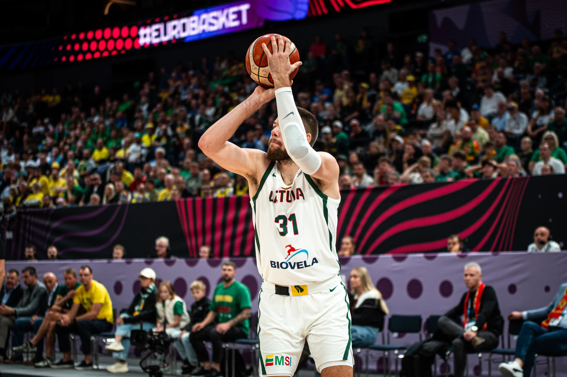 Rokas Giedraitis lanza un triple (FIBA)