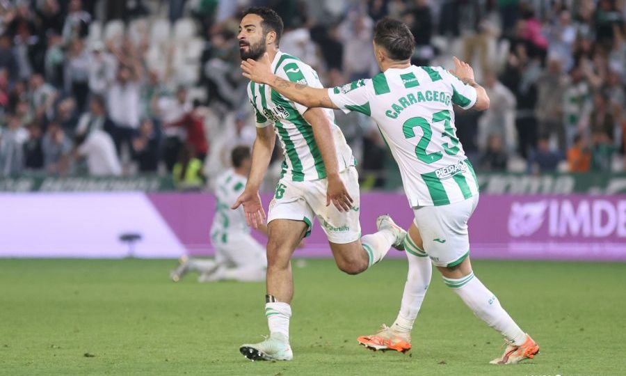 Rubén Alves celebrando su gol ante el Levante UD (LaLiga)