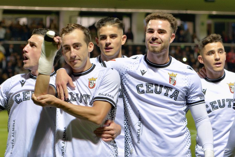 Rubén Díez celebra el gol con sus compañeros (LAIGA).