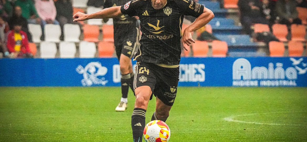 Rubén Valdera en el partido en Lugo (@CPCacerenoSAD)