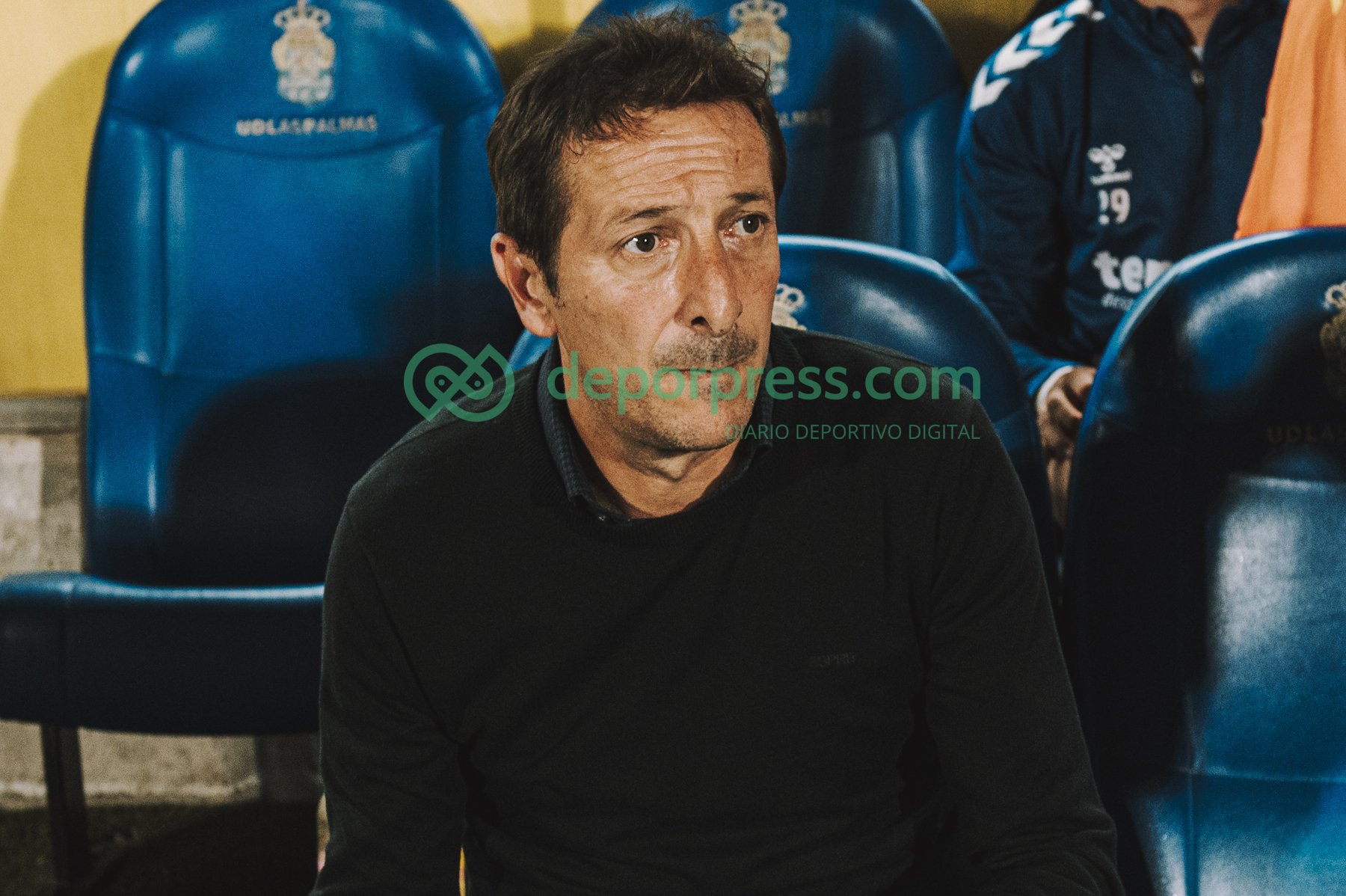 Ramis en el banquillo durante el derbi. (DEPORPRESS)