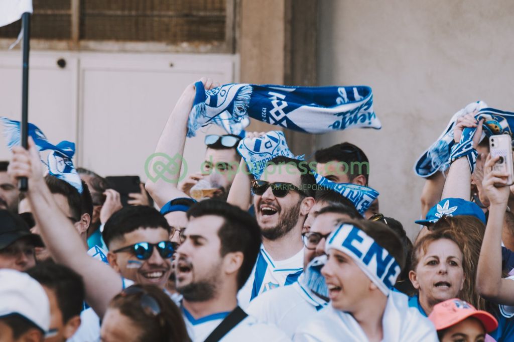 Afición blanquiazul en la previa del Tenerife - Las Palmas. (DEPORPRESS)|Los miembros de la dirección deportiva blanquiazul