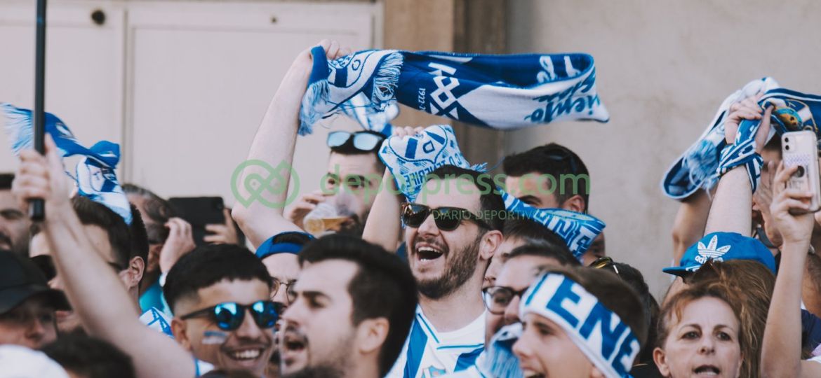 Afición blanquiazul en la previa del Tenerife - Las Palmas. (DEPORPRESS)|Los miembros de la dirección deportiva blanquiazul