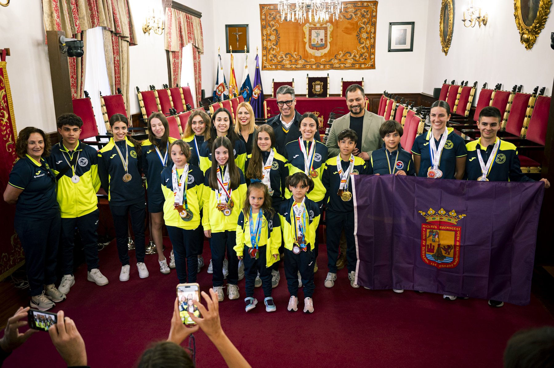 Luis Yeray Gutiérrez, Badel Albelo y Carla Cabrera recibieron a integrantes del equipo (CEDIDA)