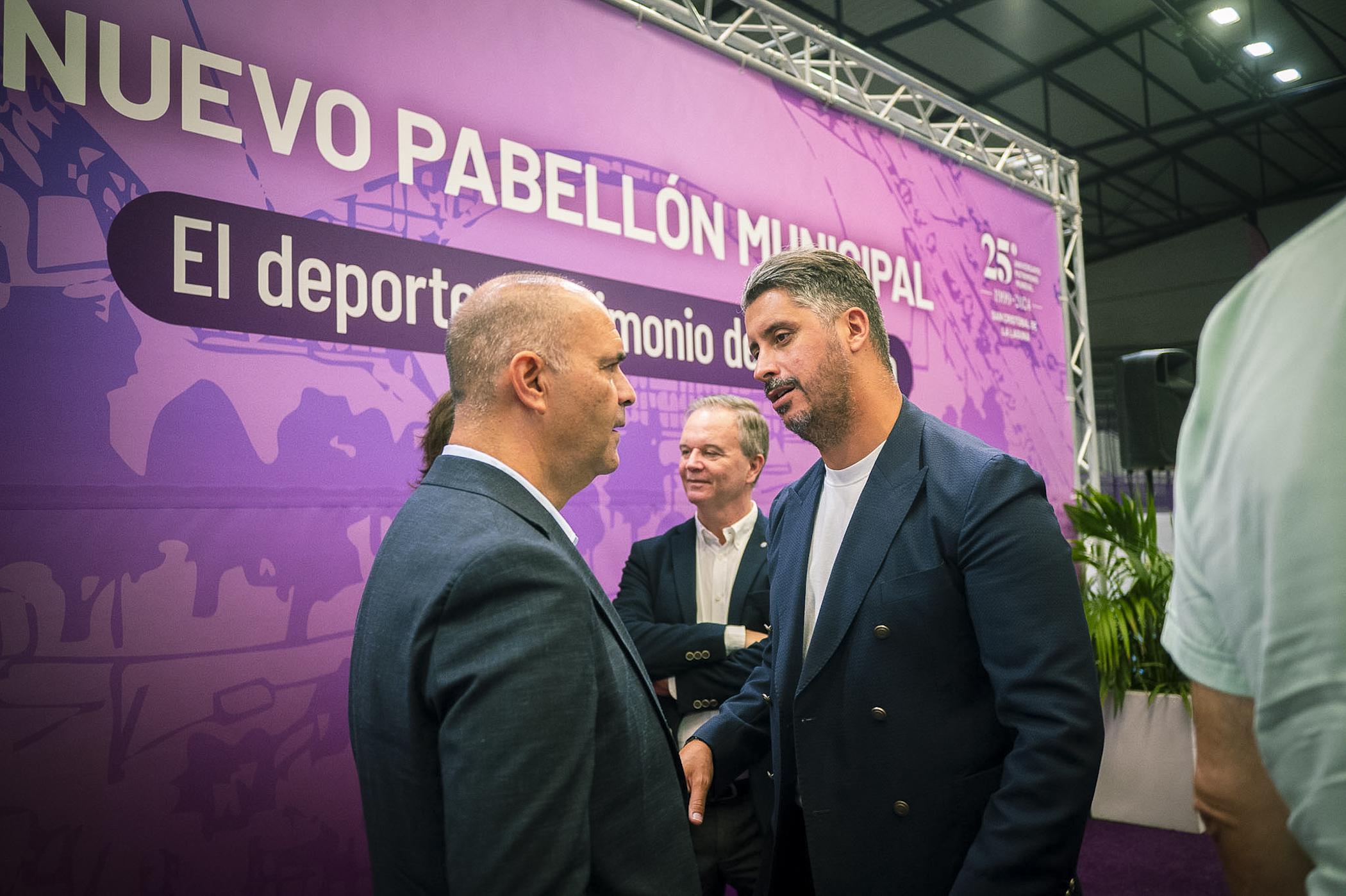 El alcalde lagunero y el presidente aurinegro en la presentación del nuevo pabellón (CEDIDA)