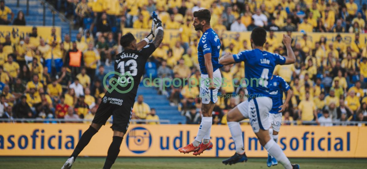 Álvaro Valles y Mario González en un derbi. (DEPORPRESS)
