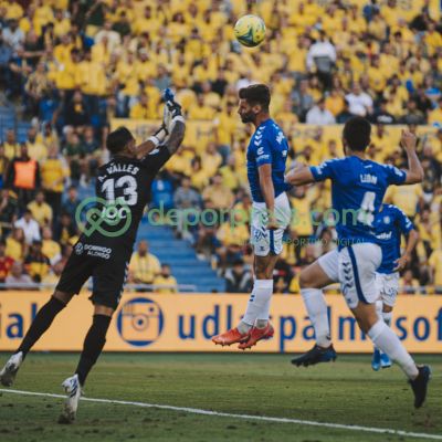 Álvaro Valles y Mario González en un derbi. (DEPORPRESS)