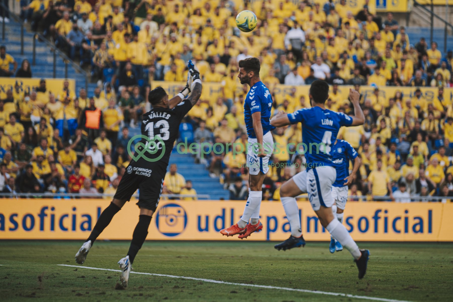 Álvaro Valles y Mario González en un derbi. (DEPORPRESS)