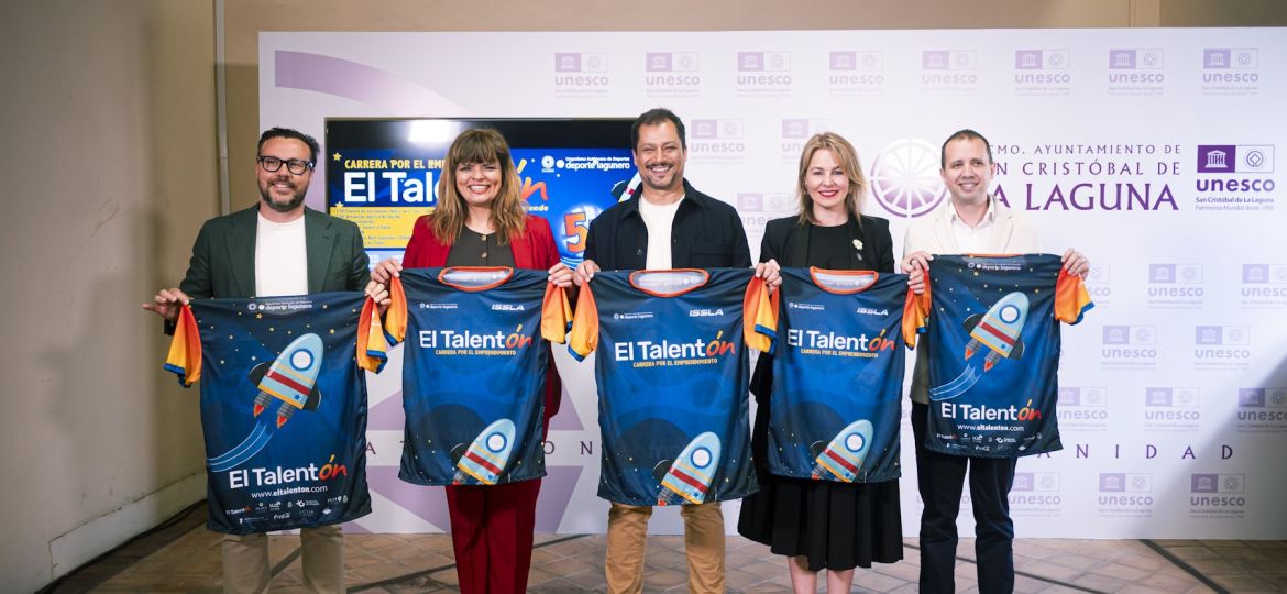 Posado de las autoridades con las camisetas (CEDIDA)