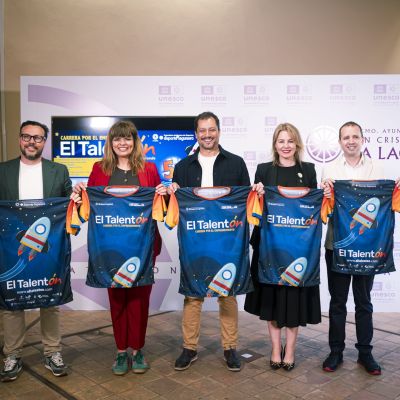 Posado de las autoridades con las camisetas (CEDIDA)