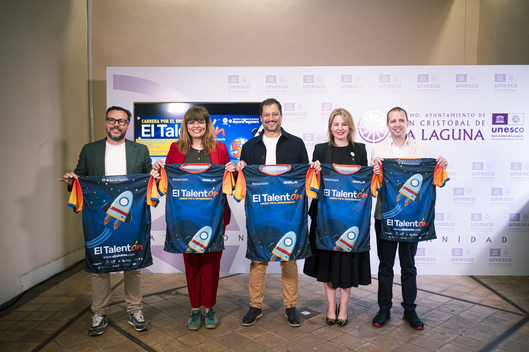 Posado de las autoridades con las camisetas (CEDIDA)