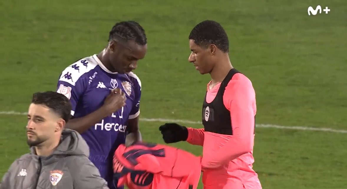 Salifo se intercambia su camiseta con Rashford.