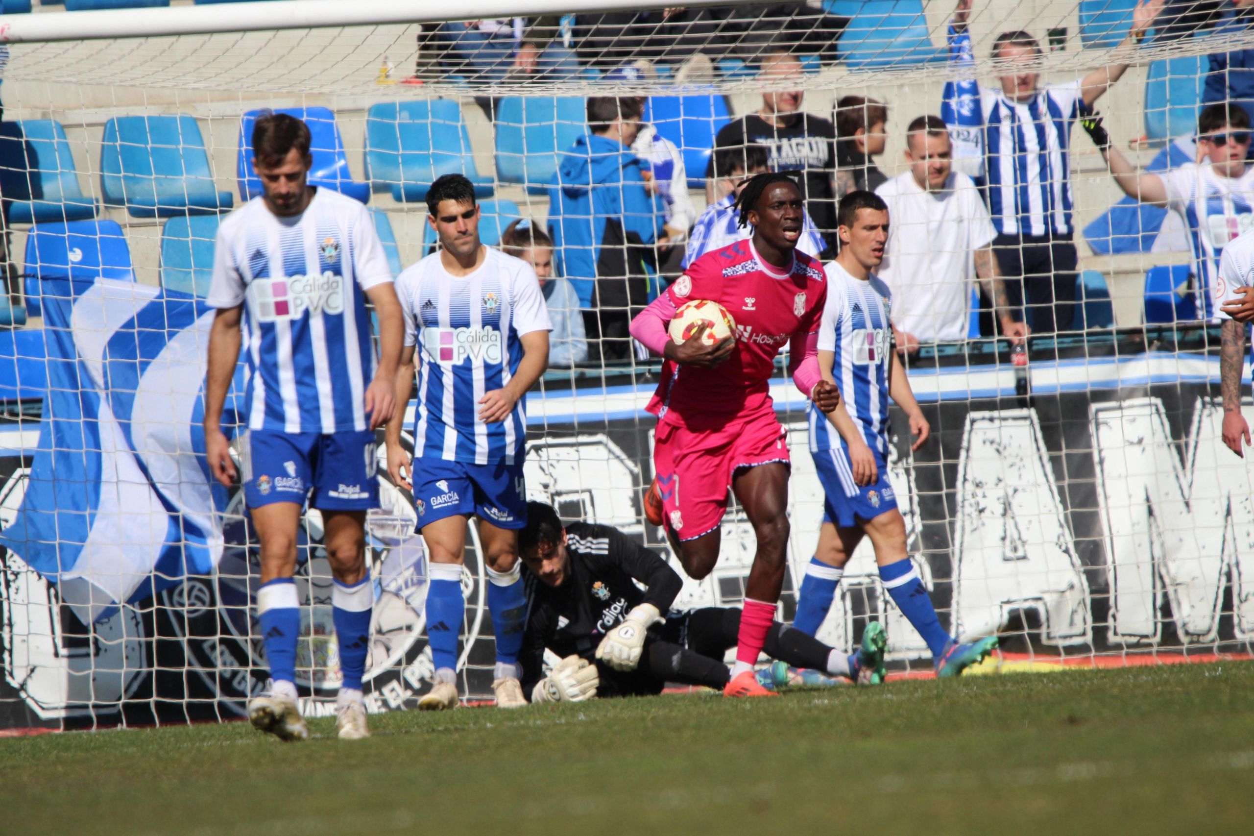 Salifo, tras marcar uno de los goles (@CDTCANTERA).